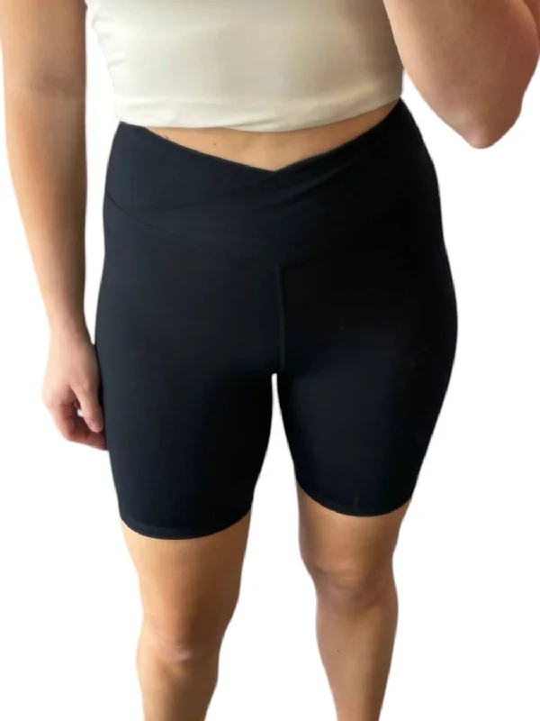 Crossover Waist Biker Shorts In Black